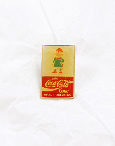 1991 coca cola vintage lapel pin ( 1.6 x 2.6 )