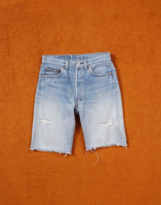 90&#039;s  Vintage Levi&#039;s 501 Cut Off Denim Shorts  ( Made in U.S.A. , 29 inc )
