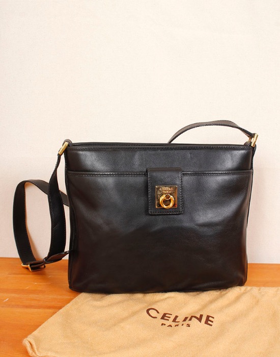 Vintage Celine Leather shoulder bag ( MADE IN ITALY, 29 x 22 )