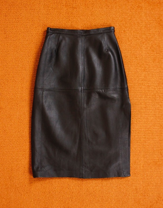 UNITED COLORS OF BENETTON  Black Leather Skirt ( sheepskin, 24 inc )