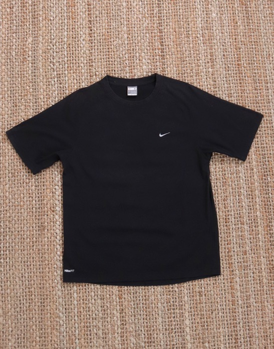 NIKE Small Swoosh Dry Fit T-Shirt (  Man&#039;s M size  )