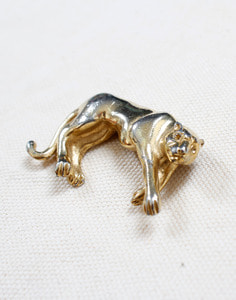 VINTAGE Givenchy gold-tone Brooch ( 5 x 3 )