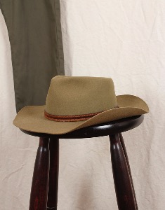 AKUBRA FELT HAT ( Made in AUSTRALIA , 55 size )