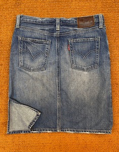 Levi&#039;s Denim Skirt ( S size, 30 inc )