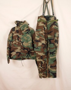 US ARMY OVERGARMENT, CHEMICAL PROTECTIVE, NFR CLASS 1 WOODLAND ( Made in U.S.A. , M/R SIZE )