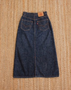 Levi&#039;s Denim Skirt ( MADE IN JAPAN, 28 inc )