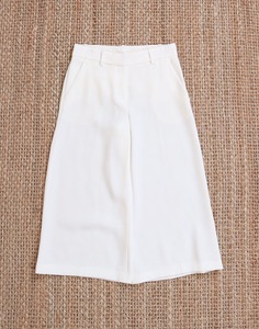 Theory White Pants  ( MADE IN JAPAN, XS size 28 inc )